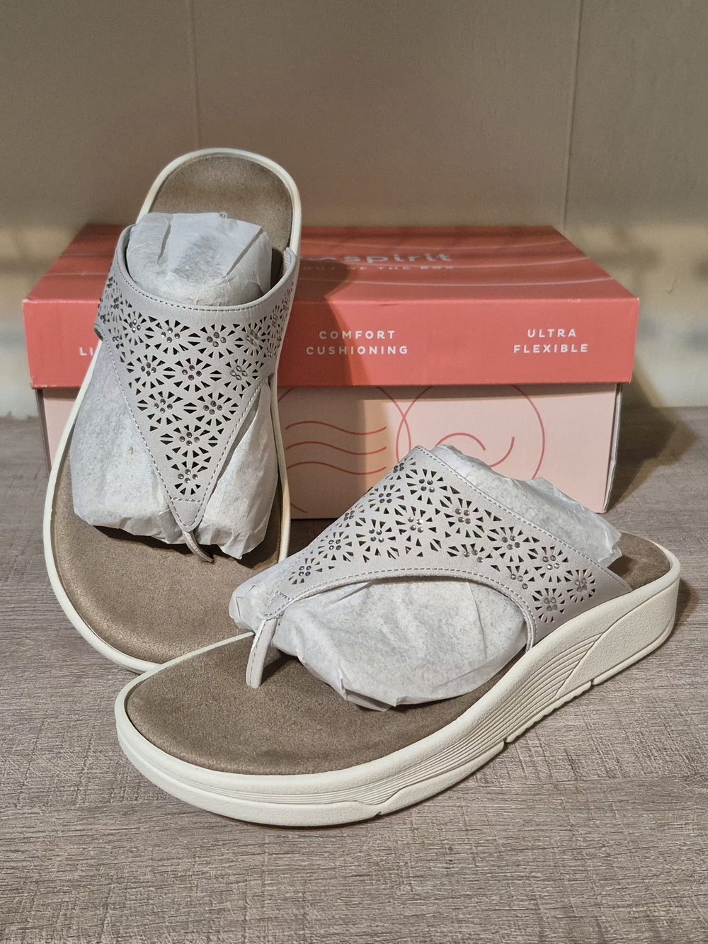 Easy Spirit Women's Taupe Wedge Thong Sandals 6.5